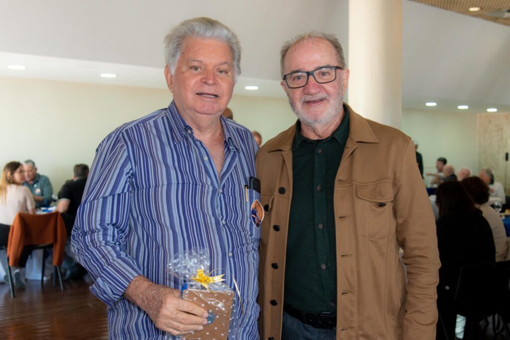 Aniversariantes de agosto são homenageados no almoço do Clube f46 3197