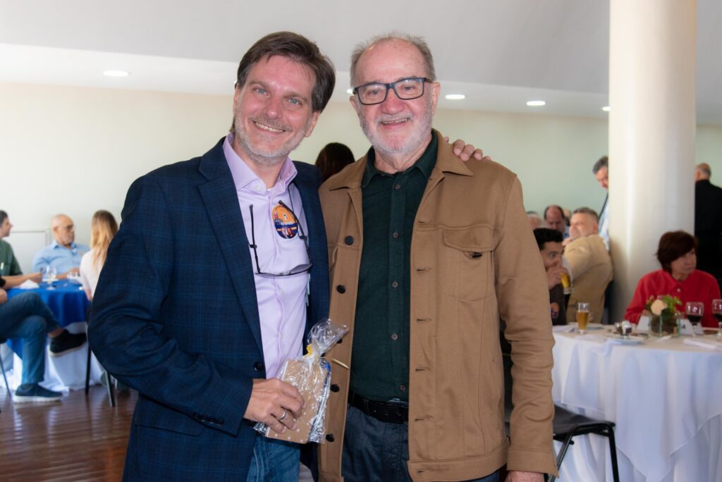 Aniversariantes de agosto são homenageados no almoço do Clube f46 3199