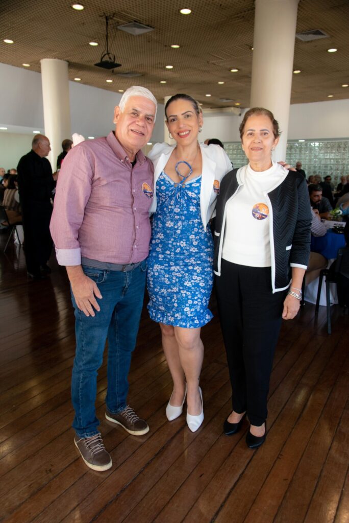 Aniversariantes de agosto são homenageados no almoço do Clube f46 3201