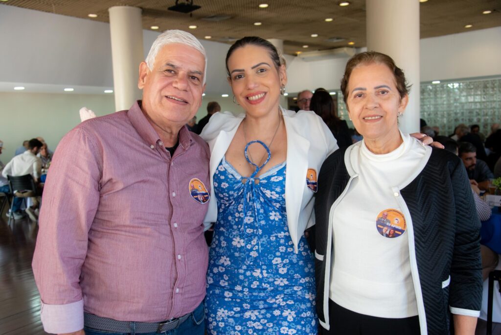 Aniversariantes de agosto são homenageados no almoço do Clube f46 3202
