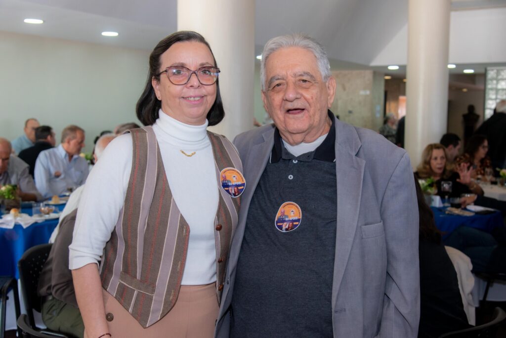 Aniversariantes de agosto são homenageados no almoço do Clube f46 3204