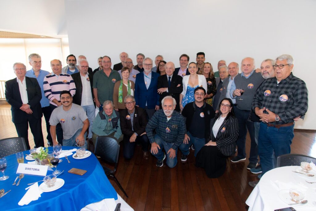 Aniversariantes de agosto são homenageados no almoço do Clube f46 3206