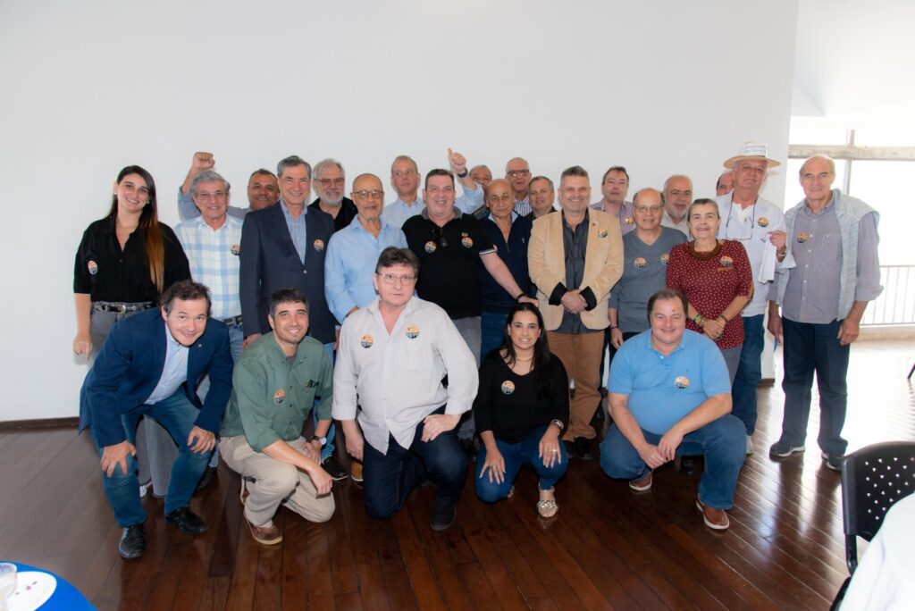 Aniversariantes de agosto são homenageados no almoço do Clube f46 3215