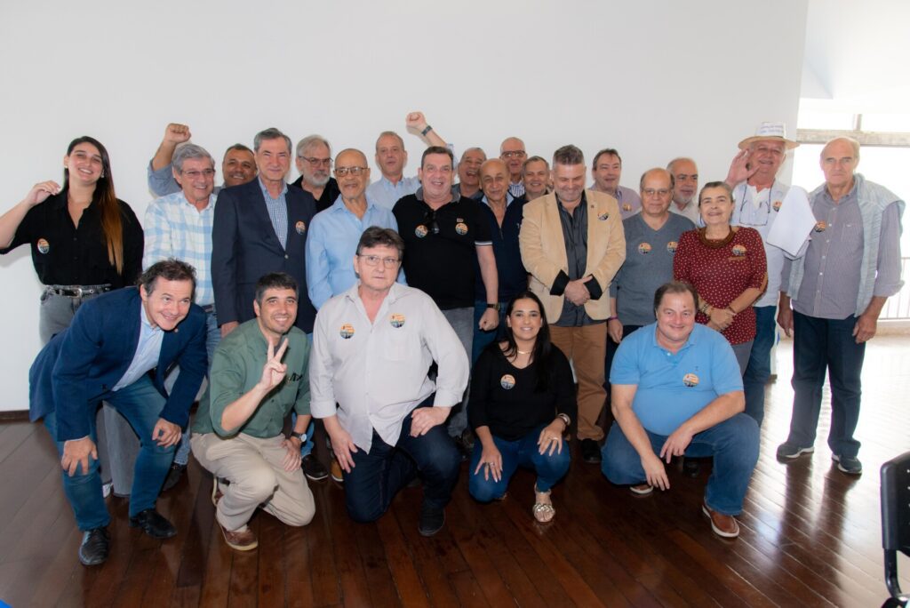 Aniversariantes de agosto são homenageados no almoço do Clube f46 3218