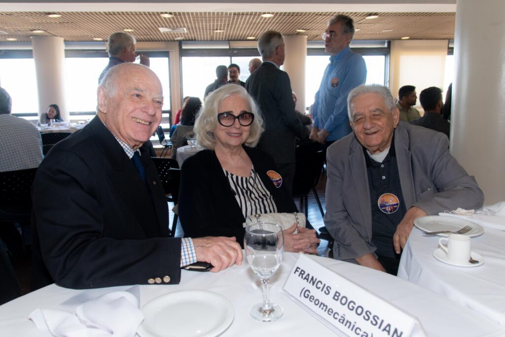 Aniversariantes de agosto são homenageados no almoço do Clube f46 3234