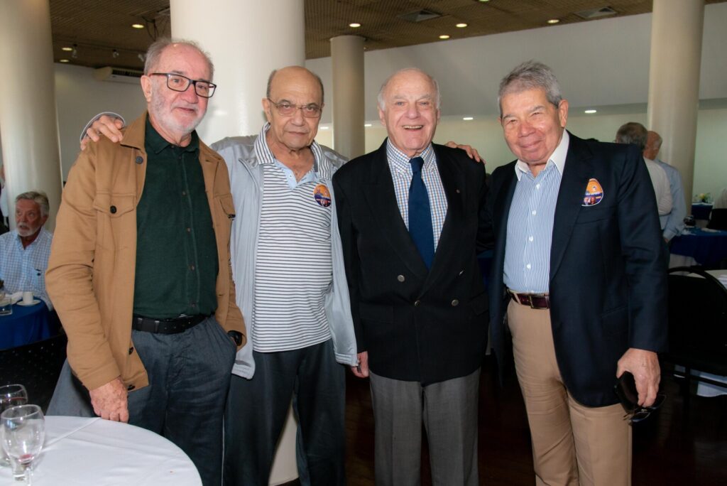 Aniversariantes de agosto são homenageados no almoço do Clube f46 3236