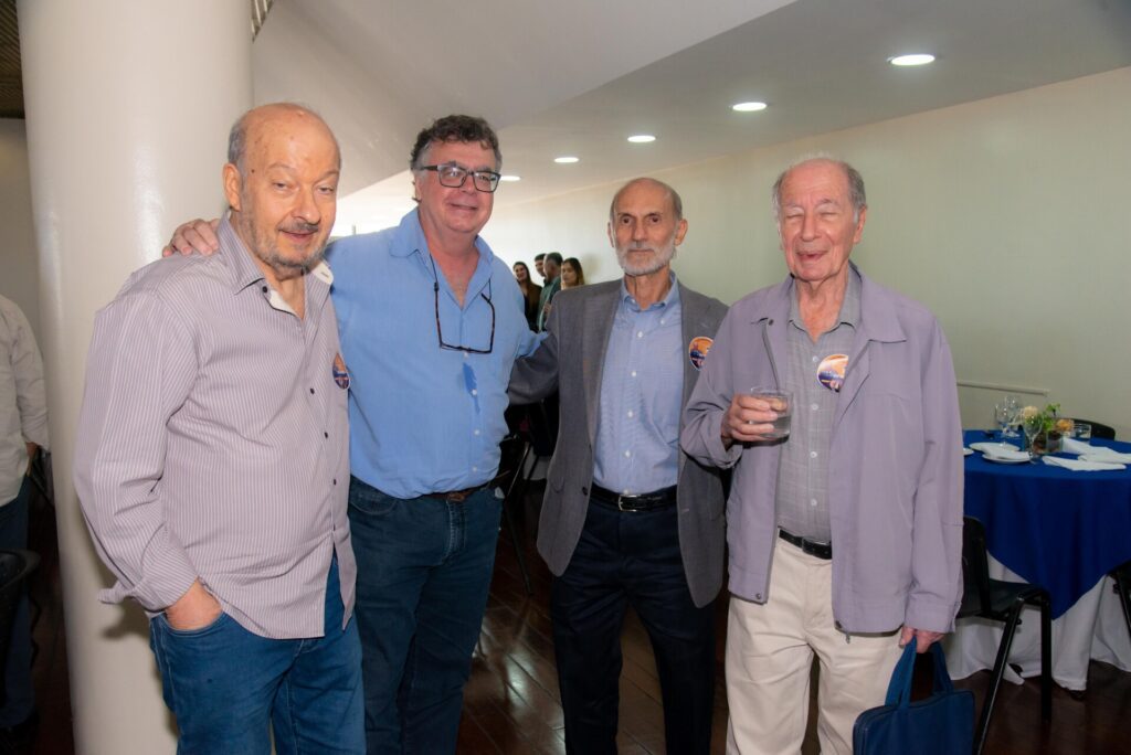 Aniversariantes de agosto são homenageados no almoço do Clube f46 3239