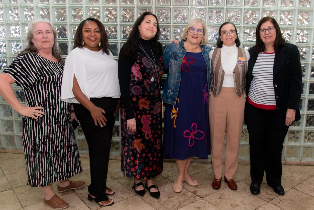 Aniversariantes de agosto são homenageados no almoço do Clube f46 3242