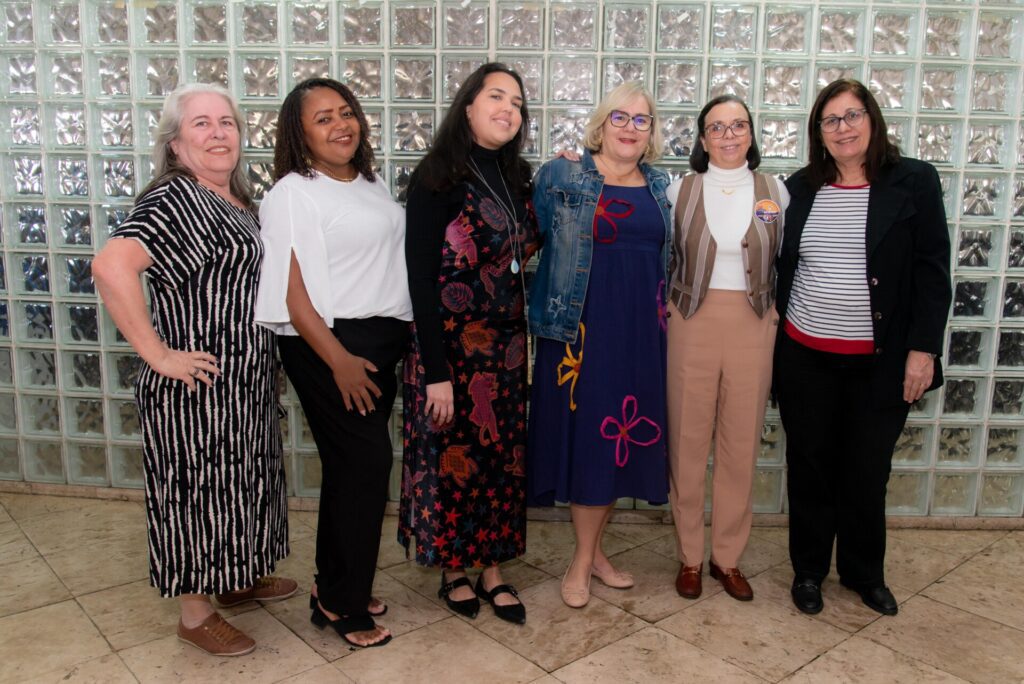 Aniversariantes de agosto são homenageados no almoço do Clube f46 3243