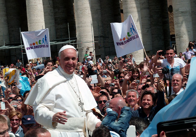 Papa Francisco deixa legado de compromisso moral com o respeito ao meio ambiente 1 Papa Francisco deixa legado de compromisso moral com o respeito ao meio ambiente pope francis among the people at st. peter s square 12 may 2013 pope francis among the people at st. peter s square 12 may 2013