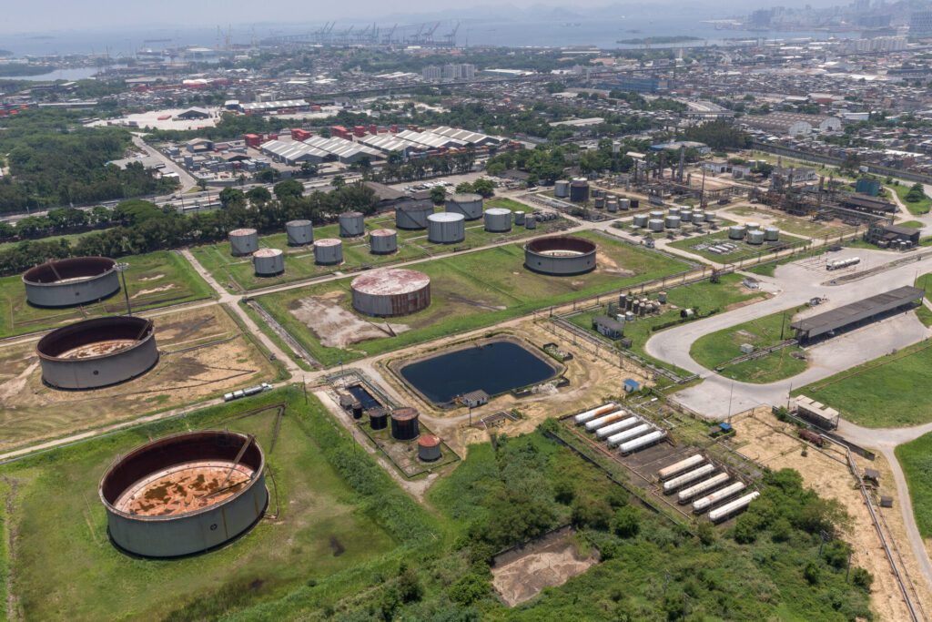 Refinaria é interditada sob acusação de fraude e danos ambientais refinaria by diego baravelli refinaria by diego baravelli