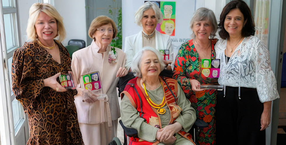 Primeira presidente mulher da SBPC, a cientista Carolina Bori, é homenageada em premiação da entidade; para "combater desigualdades de gênero" 2 2 2 2