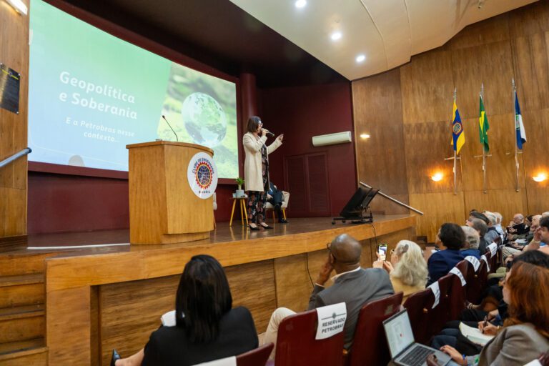 Clube de Engenharia petrobras e empresa estrategica para o desenvolvimento e soberania do brasil petrobras e empresa estrategica para o desenvolvimento e soberania do brasil