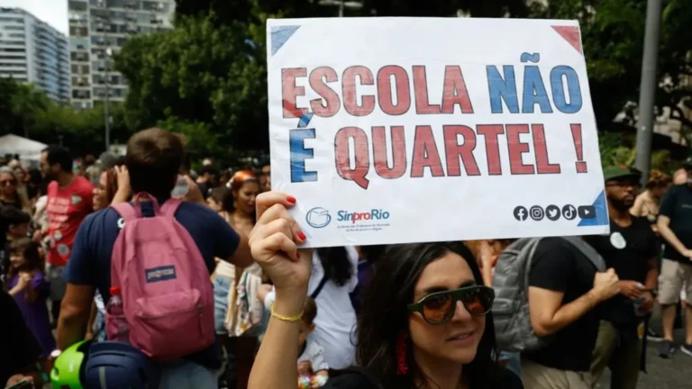 Clube de Engenharia estudantes vao as ruas no rio em defesa da democracia e contra flavio bolsonaro videos estudantes vao as ruas no rio em defesa da democracia e contra flavio bolsonaro videos