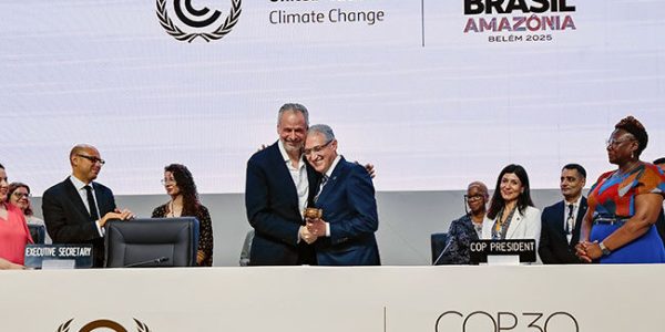 O presidente da COP30, embaixador André Corrêa do Lago, e o presidente da COP29, Mukhtar Babayev, durante a cerimônia de abertura da 30.ª Conferência das Partes da Convenção-Quadro das Nações Unidas sobre a Mudança do Clima (COP30). Parque da Cidade – Belém (PA). Crédito: Ricardo Stuckert / PR