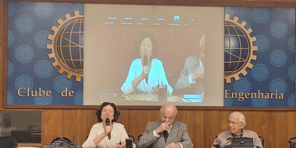 Aula magna da médica Eliete Bouskela para o Conselho Diretor do Clube