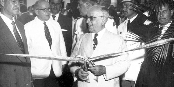 Getúlio Vargas inaugura a Orquima em janeiro de 1954.  Crédito: Peter Scheier/CPDOC/FGV