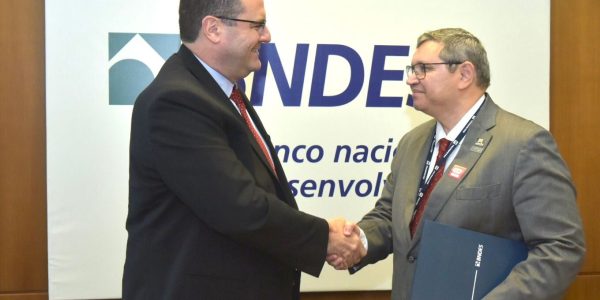 Nelson Barbosa, do BNDES, cumprimenta Jones Soares, da Transpetro