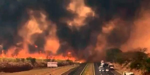 Fogo em rodovia em São Paulo.  Crédito: Reprodução Inmet