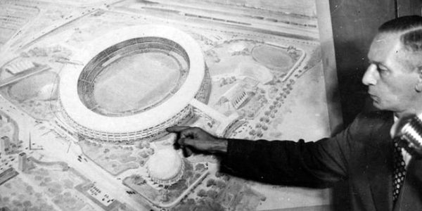 O coronel Herculano Gomes, presidente da Comissão Executiva do Estadio Municipal durante palestra sobre a construção do estádio. Na foto o coronel Herculano mostra a maquete do estádio. Crédito: Foto Arquivo / Agência O Globo (Domínio Público)