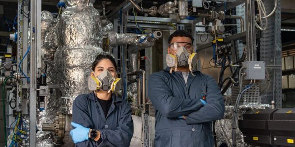 Os pesquisadores Maíra Silva (pós-doc) e Pedro Tavares (iniciação científica) do EngePol