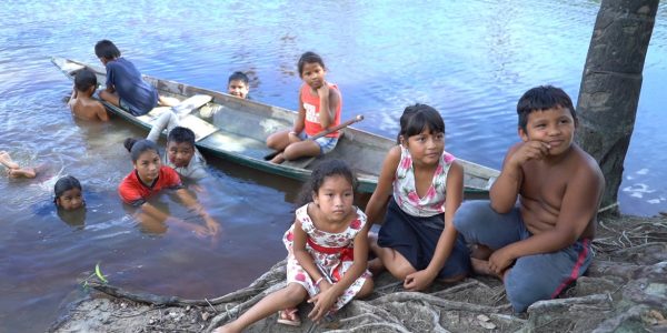 criancas_ribeirinhas_da_amazonia_sem_muito_acesso_a_tecnologias_digitais