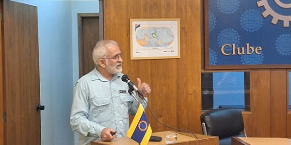 Professor Edson Farias Mello, em palestra do Clube