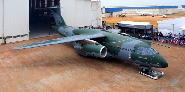 embraer-apresenta-o-aviao-militar-kc-390-em-gaviao-peixoto-foto-gerson-fujiki-embraer_102120140001_2