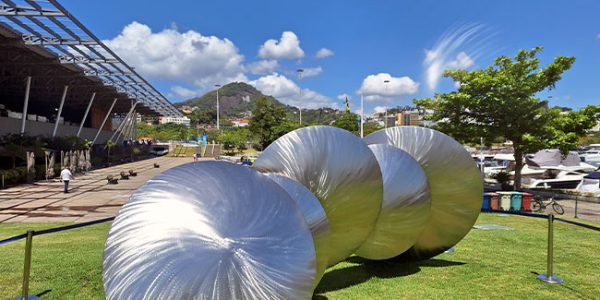 Obra do artista alemão Thomas Schönauer está exposta na Marina da Glória, no Rio