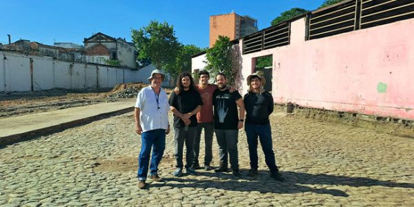 Prof. Renato Cabral Ramos, conselheiro do CEB, visitando as escavações com alunos do Museu Nacional