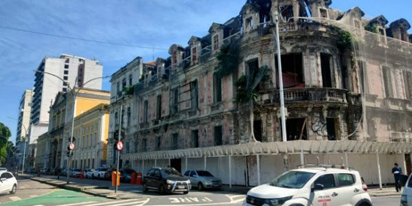 Prédio que pertence à UFRJ em ruínas na Praça da República.