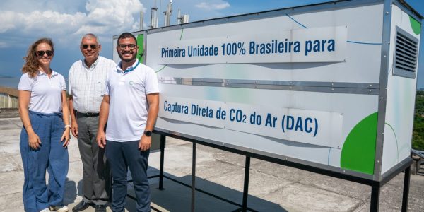 Bianca, professor Motta e Adolfo diante do módulo capaz de capturar mais de 1 tonelada de CO₂ por ano, o que equivale à ação de aproximadamente 100 árvores | Foto: Fábio Caffé (SGCOM)