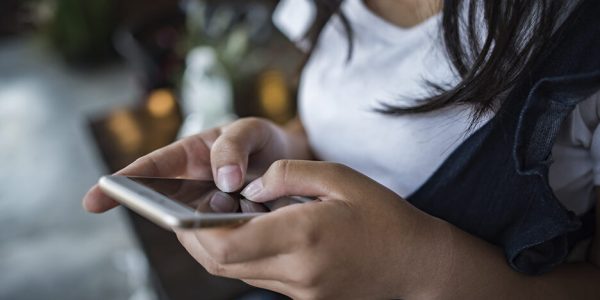 celular_jovem_foto_freepik