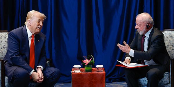 Lula em encontro com presidente dos Estados Unidos, Donald Trump, em Kuala Lumpur, na Malásia. Crédito: Ricardo Stuckert/PR