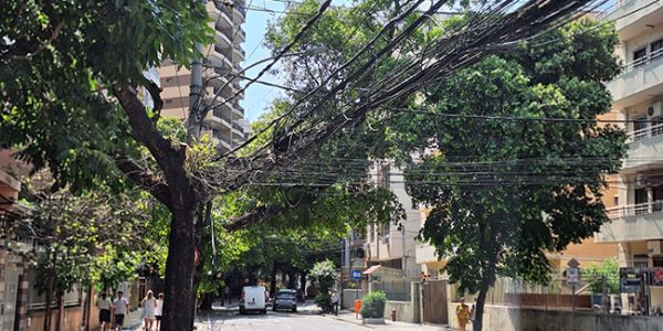 Confusão é visível: rua da Tijuca no Rio de Janeiro é reflexo do caos